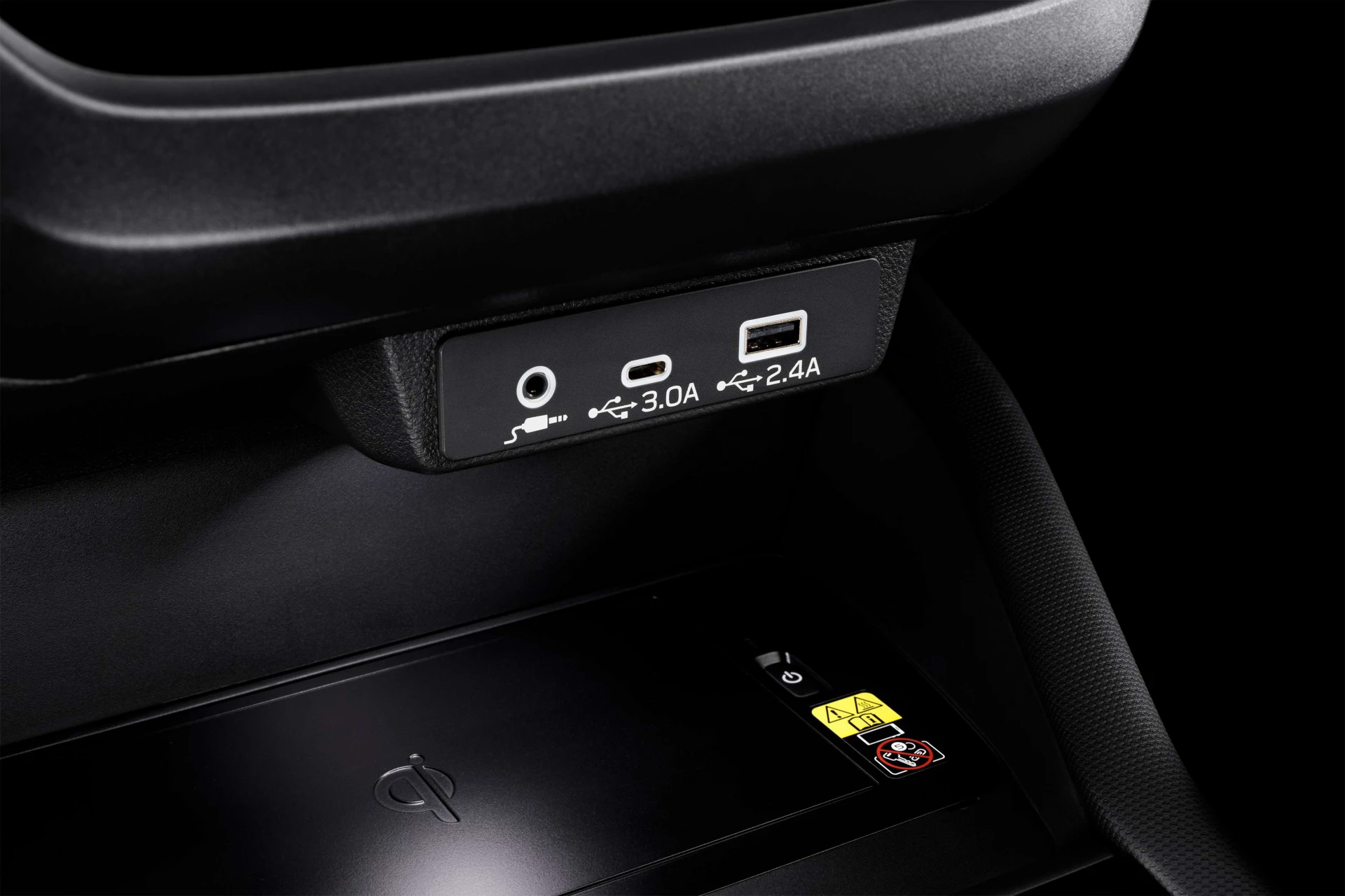 Порти живлення USB (у передній і задній частинах салону)